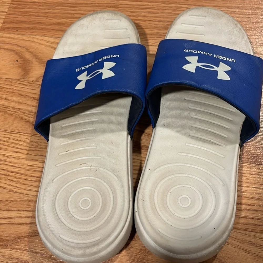 Men size 8 blue and white Under Armour slides! Perfect for beach, summer, pool